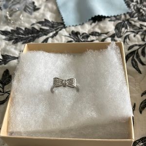 Size 8 bow ring silver